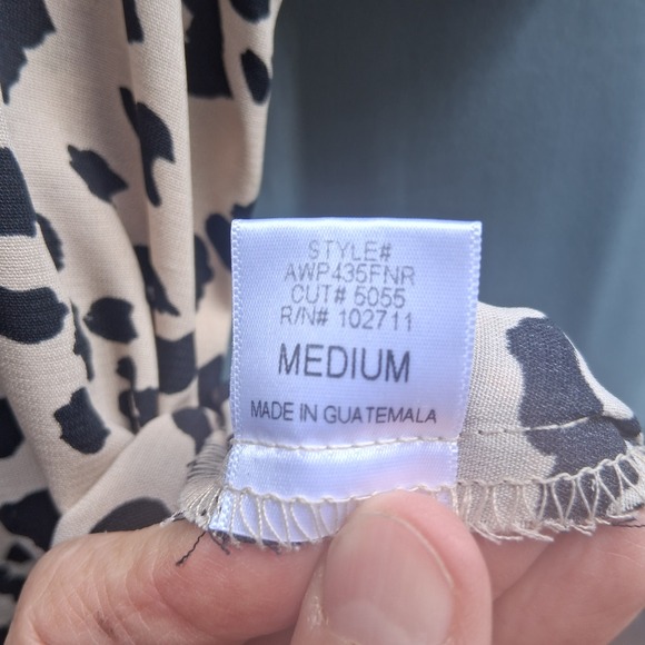 Harlowe & Graham Leopard Print Women's Blouse Medium Short Sleeve Keyhole‎ Back - Picture 3 of 8